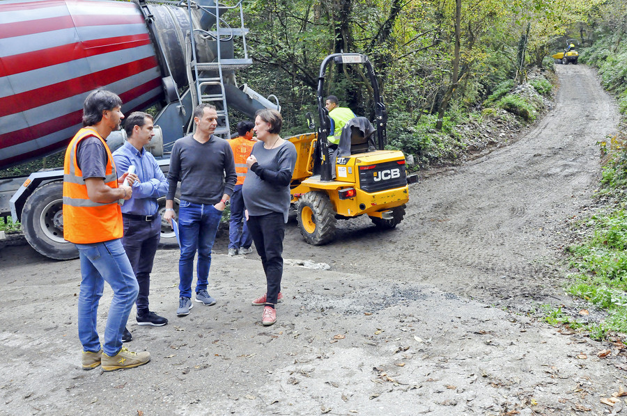 Joaquim Colomer, Enric Pérez i Mònica Bonsoms, amb un tècnic, dimecres al camí entre Vilallonga i Abella