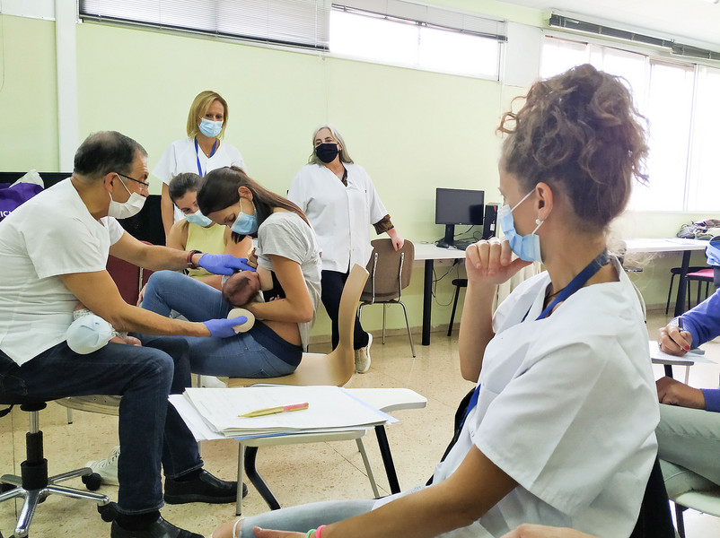 Un moment de la part pràctica de la formació pionera per tractar l'anquiloglòssia al CAP Osona, a Vic