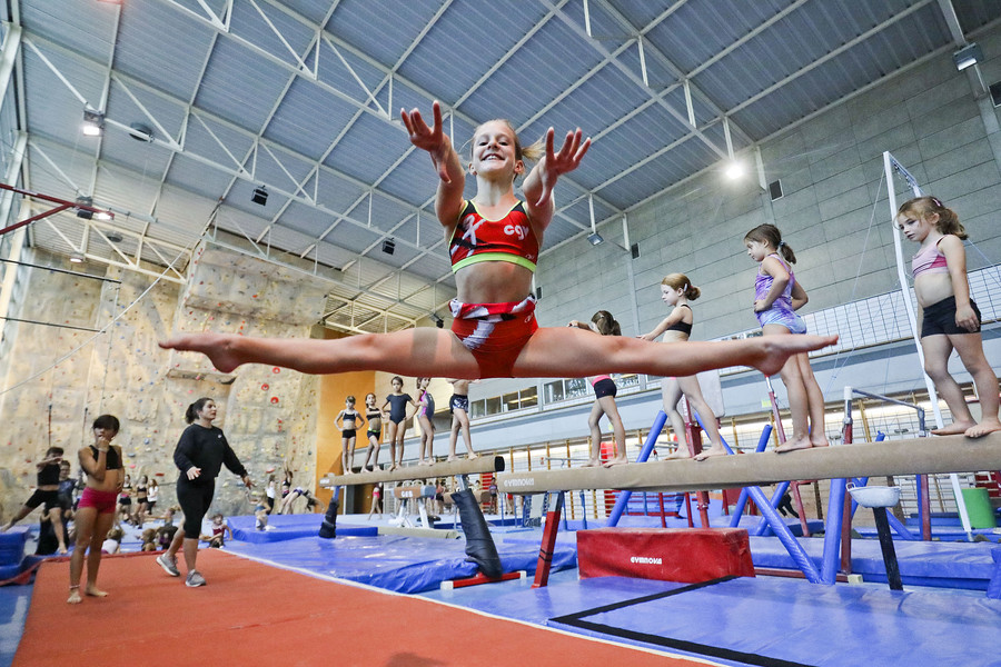 Elsa Farrés entrenant amb altres gimnastes del Club Gimnàstic Vic divendres al pavelló de l'Ausoneta
