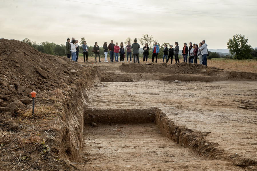 Una de les àrees excavades al jaciment de Sant Martí d'Albars, durant la visita comentada de dissabte als veïns