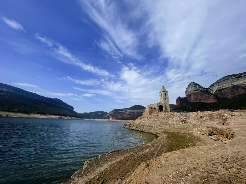 Bona part de l'antic poble de Sant Romà de Sau ha emergit de l'aigua a causa de la sequera