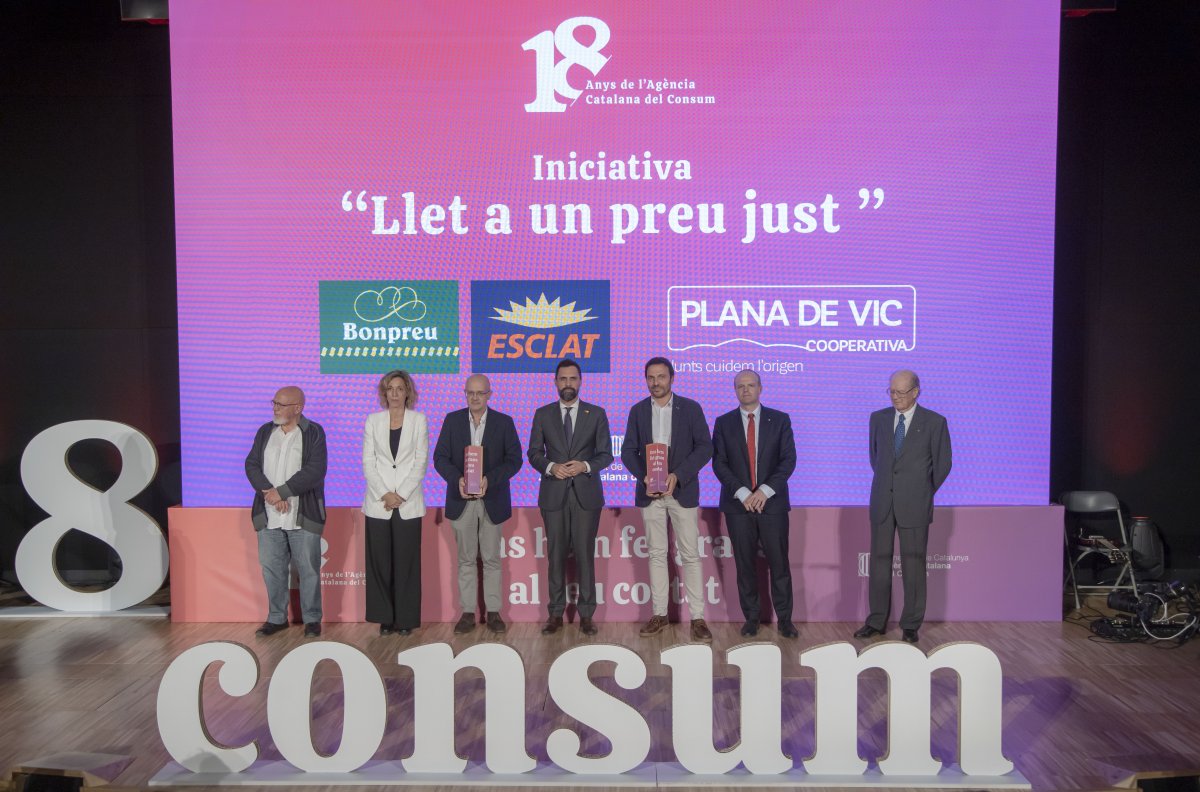 Al centre de la imatge: Joan Sabartés (Bon Preu), el conseller d'Empresa Roger Torrent i Daniel Bassas (Vaquers Plana de Vic)