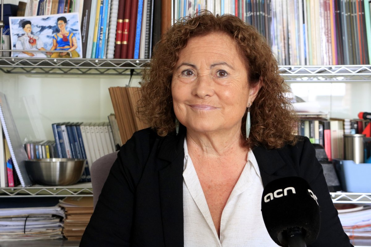 La secretària de la Junta de Govern del Col·legi Oficial de Psicologia de Catalunya (COPC), Teresa Moratalla, en una entrevista amb l'ACN, a la seva consulta