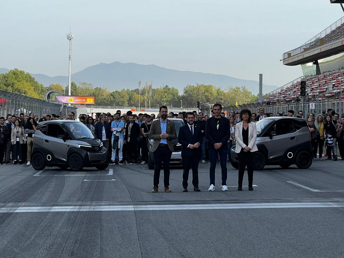 Pere Aragonès i els consellers Roger Torrent i Teresa Jordà han acompanyat la presentació del vehicle que Silence fabrica en instal·lacions de Nissan a la Zona Franca