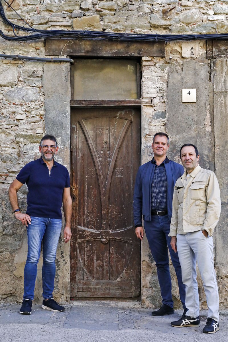 Xavier Cervera, David Oliva i Carles Vila, davant de la misteriosa porta de la rambla dels Montcada
