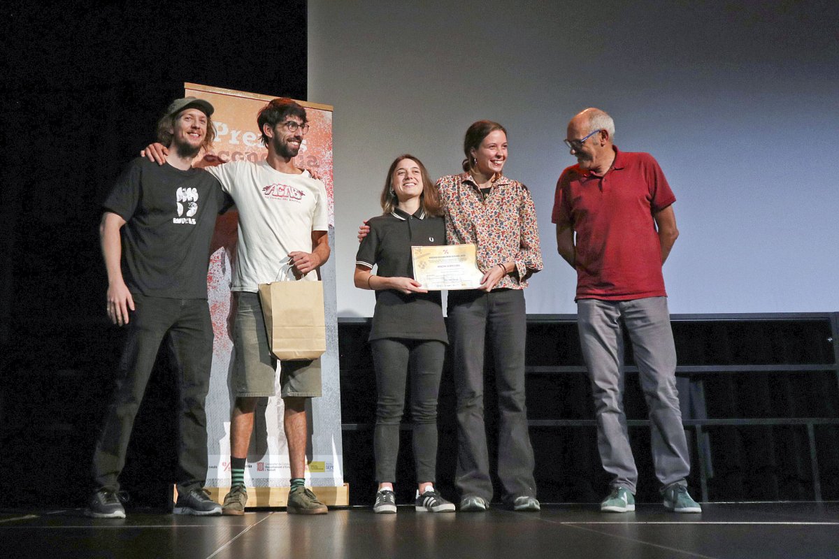 Rubén Sosa, Ferran Surriba, Gemma Graells i Clàudia Cavaller, en el moment de rebre el premi especial dels Premis d'Economia Social