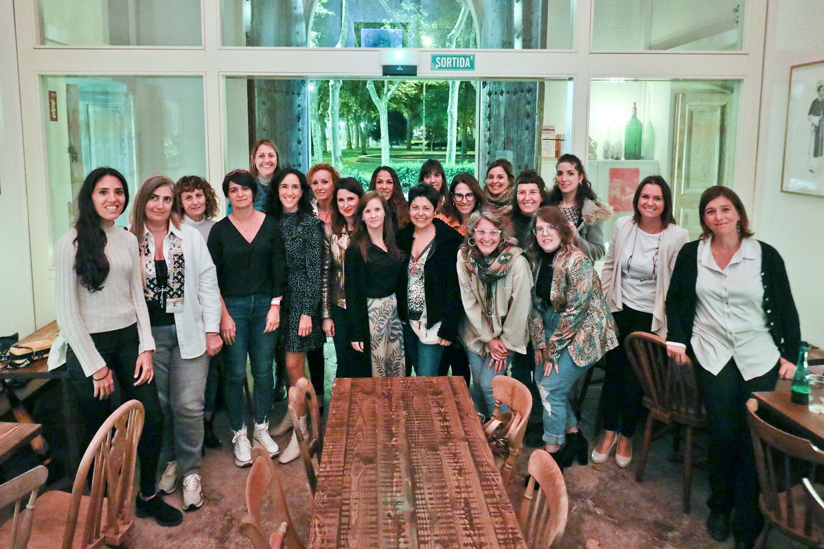 Una vintena llarga d'emprenedores van participar a la posada de llarg d'Emprenedona a Osona, al restaurant La Ciutat dels Sants