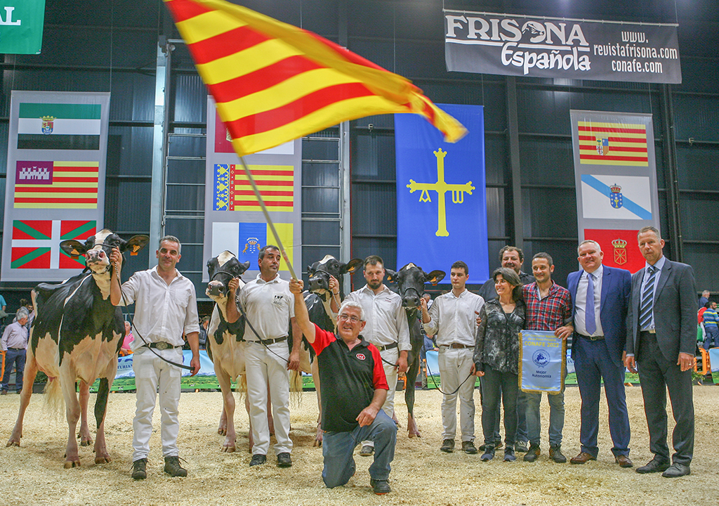 Jordi Erra, amb la senyera, i Pol Colell, amb el banderí, al costat de Rita Casals, secretària executiva de la Fefric