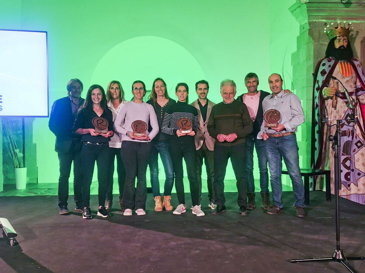 Foto de família amb els quatre establiments premiats i els organitzadors