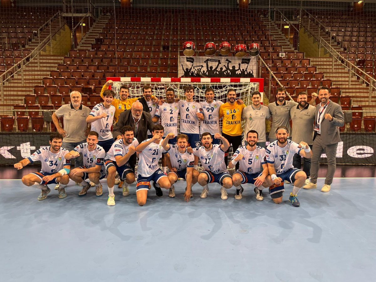 La plantilla del Fraikin BM Granollers celebra la victòria d'aquest dimarts