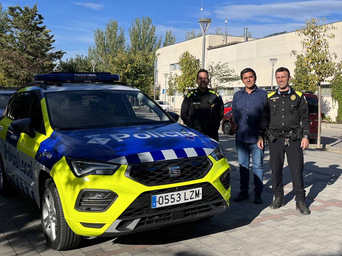 Agents de la Policia Local de Vilanova, amb el nou vehicle