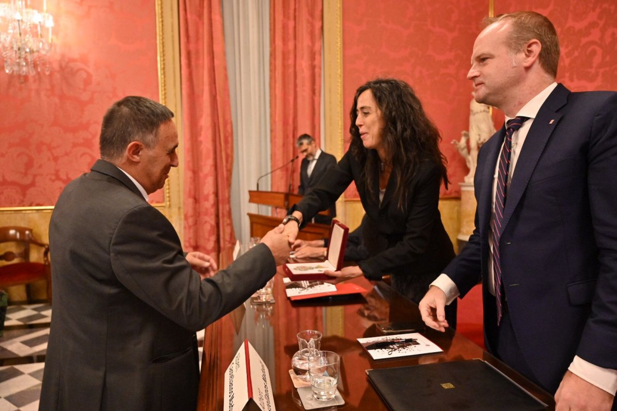 Josep Pujadas rep la medalla de la mà de la presidenta de la Cambra Mònica Roca