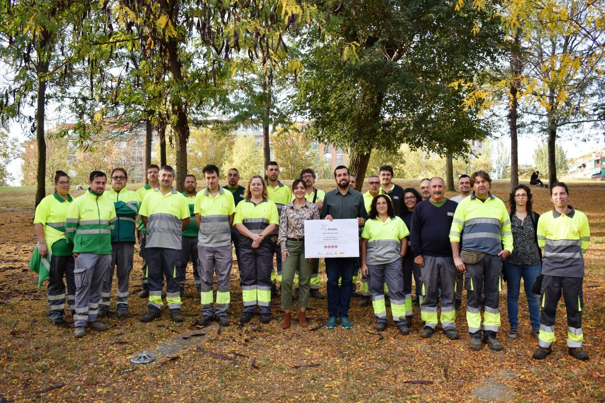 L'alcaldessa de Mollet, Mireia Dionisio i el regidor d'Acció Climàtica, Raúl Broto amb la brigada de jardineria municipal