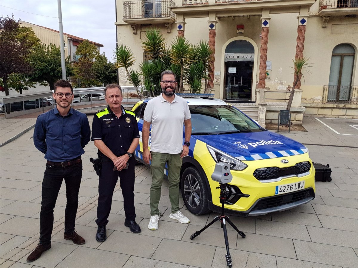 El regidor Daniel Valls, el cap de la Policia Local i l'alcalde Albert Gil amb el nou radar i un vehicle policial