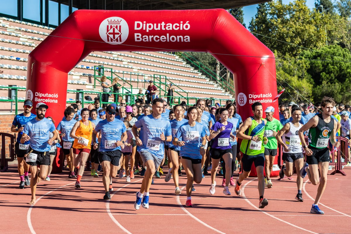 La sortida de la cursa a la pista d'atletisme