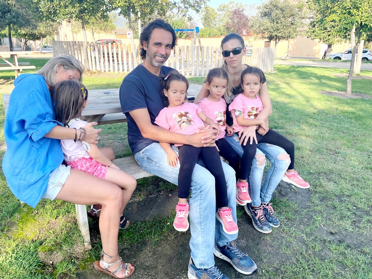 A l’esquerra, Esther Pujalt, amb la seva filla en un banc del parc de Maria Lluïsa de l’Ametlla. A la dreta, la Mía, en braços de la seva mare, amb les seves dues germanes bessones, l’Asia i la Danae, i el seu pare, Jordi Álvaro.