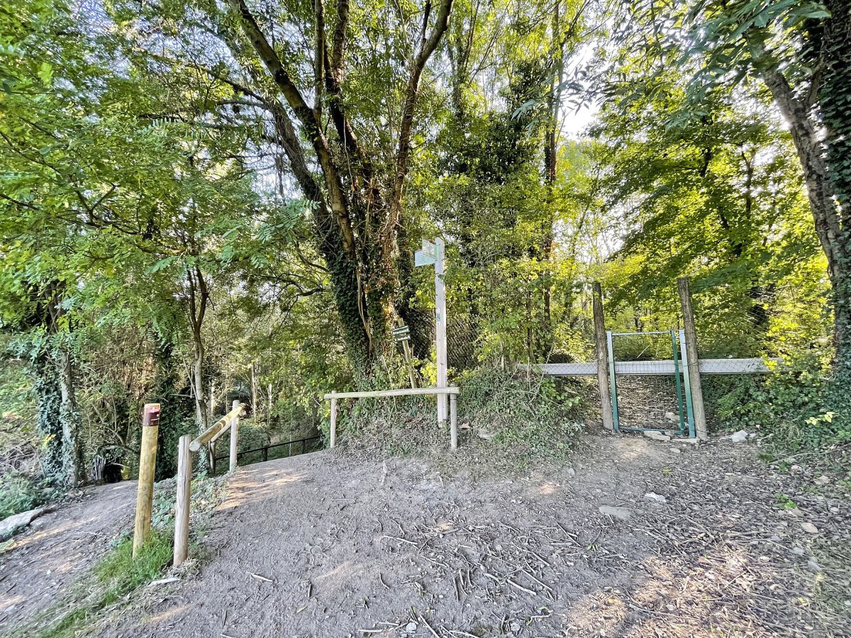 La porta del camí que travessa la finca d'Altarriba. A mà esquerra, l'inici del traçat que continua vorejant el torrent