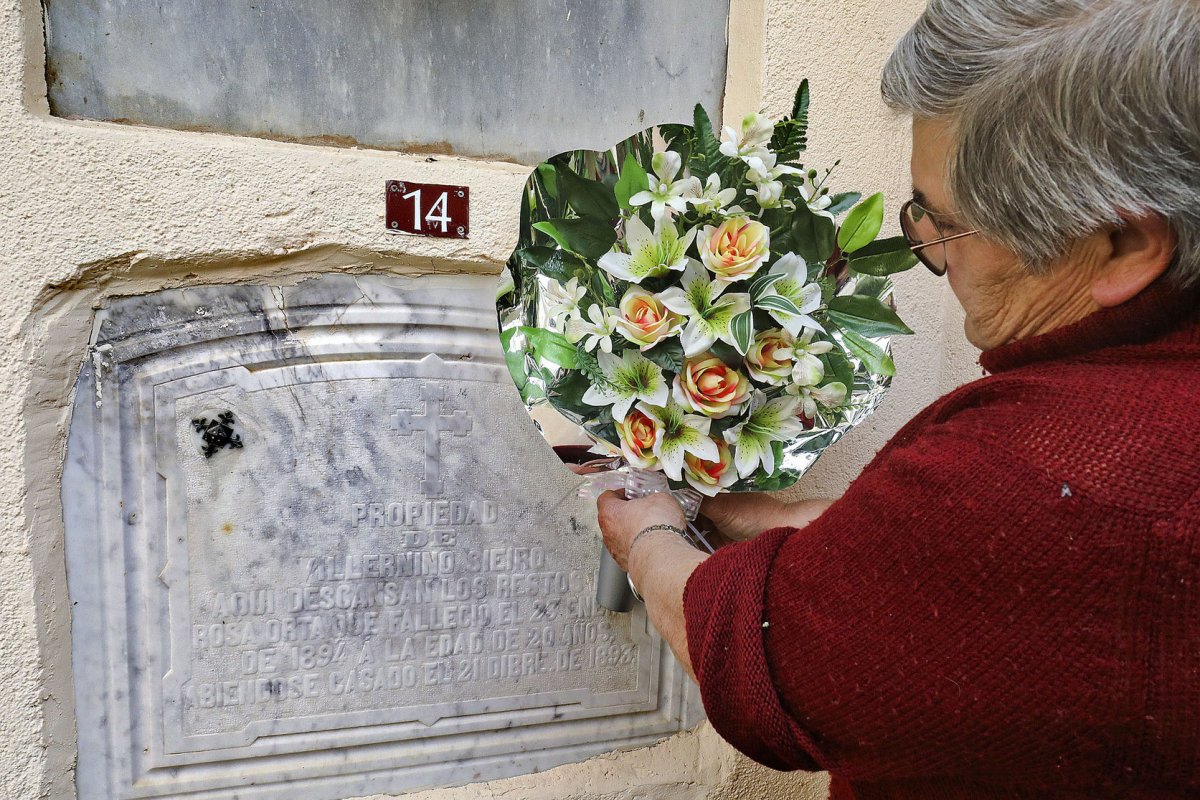 Carme Fàbregas portant flors a la tomba que acull Veselova