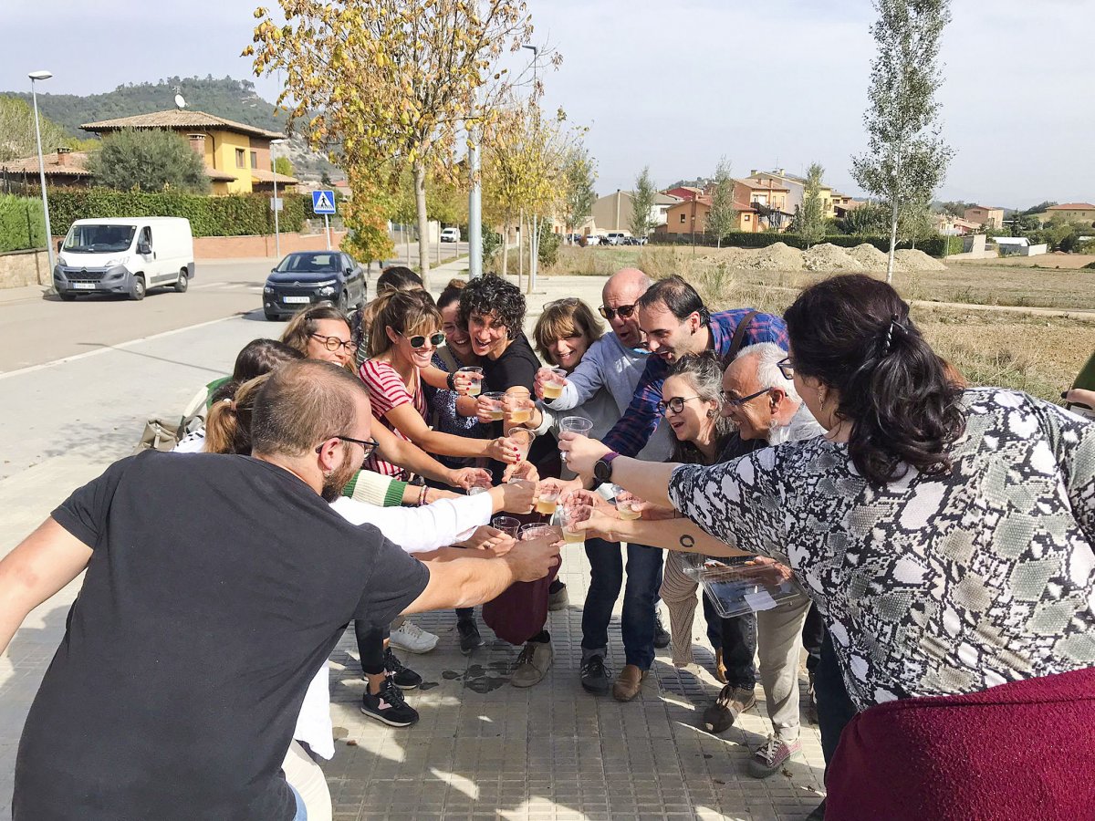 Representants de l'escola i de l'Ajuntament de Santa Eulàlia celebren amb un brindis la inversió del nou edifici