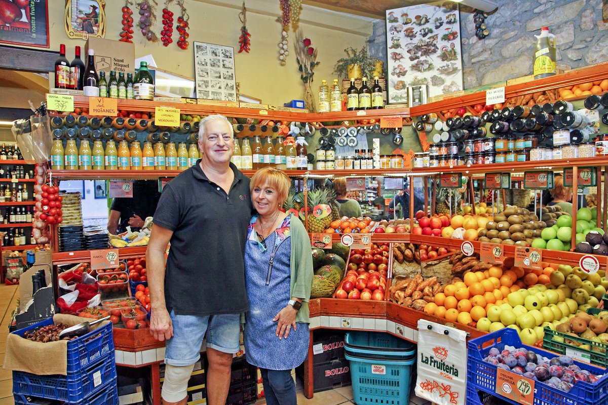 Joan Cornellas i Rosa Ferrer a l’interior de Cal Sens, una botiga on el color i els productes ben posats criden sempre l’atenció