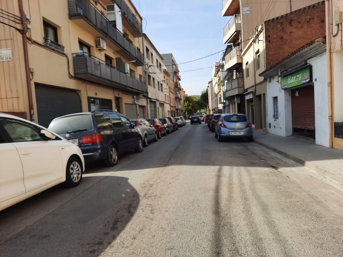 El tram del carrer Navarra on es renova el col·lector