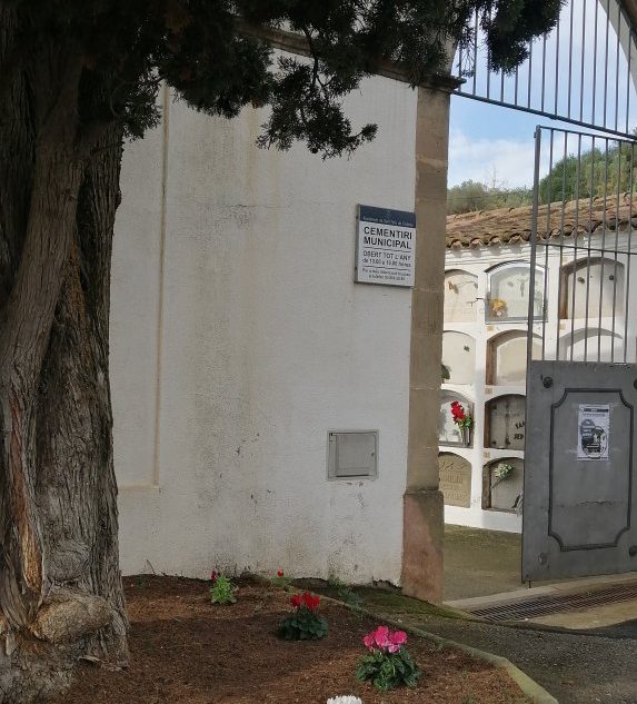 L'accés al cementiri de Sant Feliu