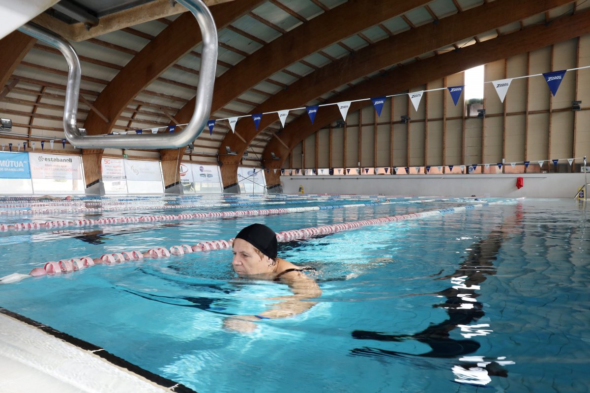 Una usuària de la piscina el primer dia de reobertura després del tall de l'aigua calenta