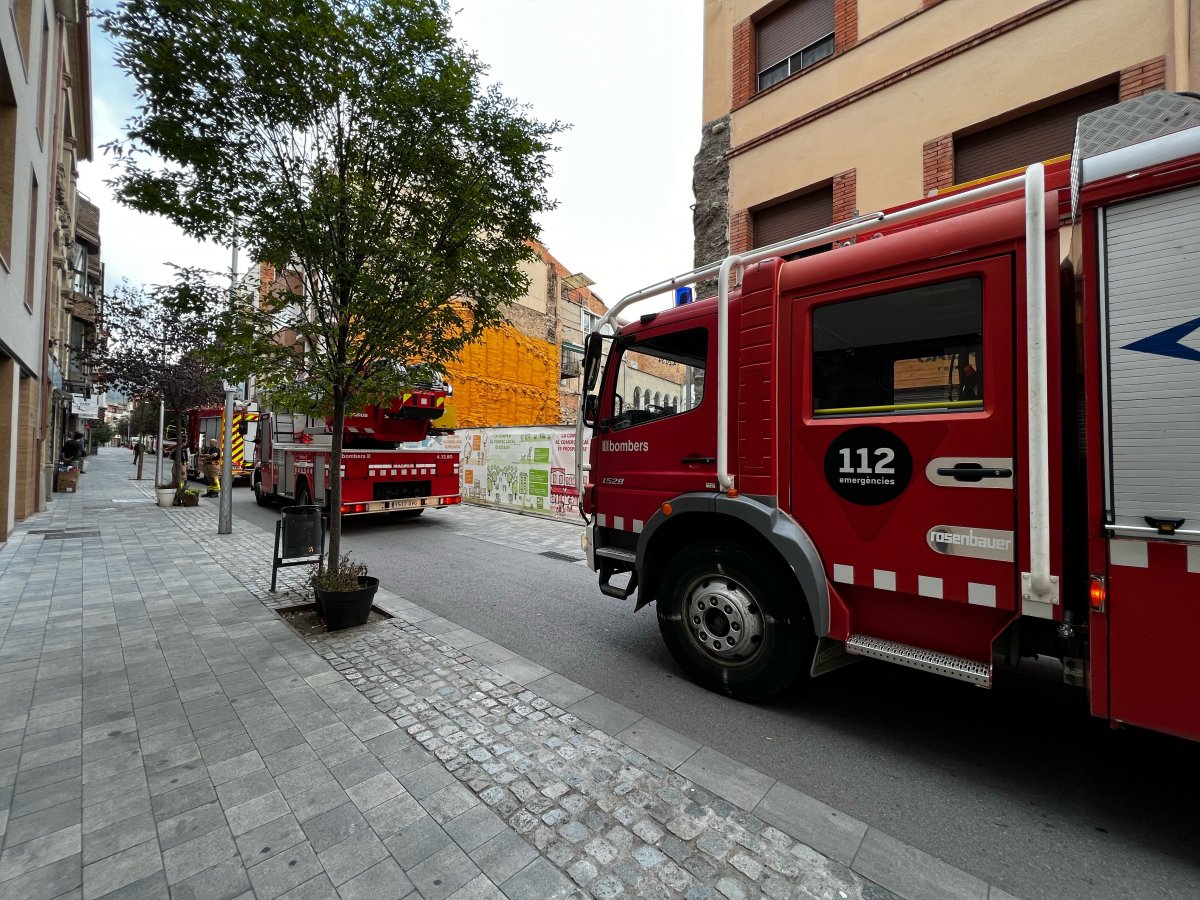 Desplegament de bombers al carrer Calàbria