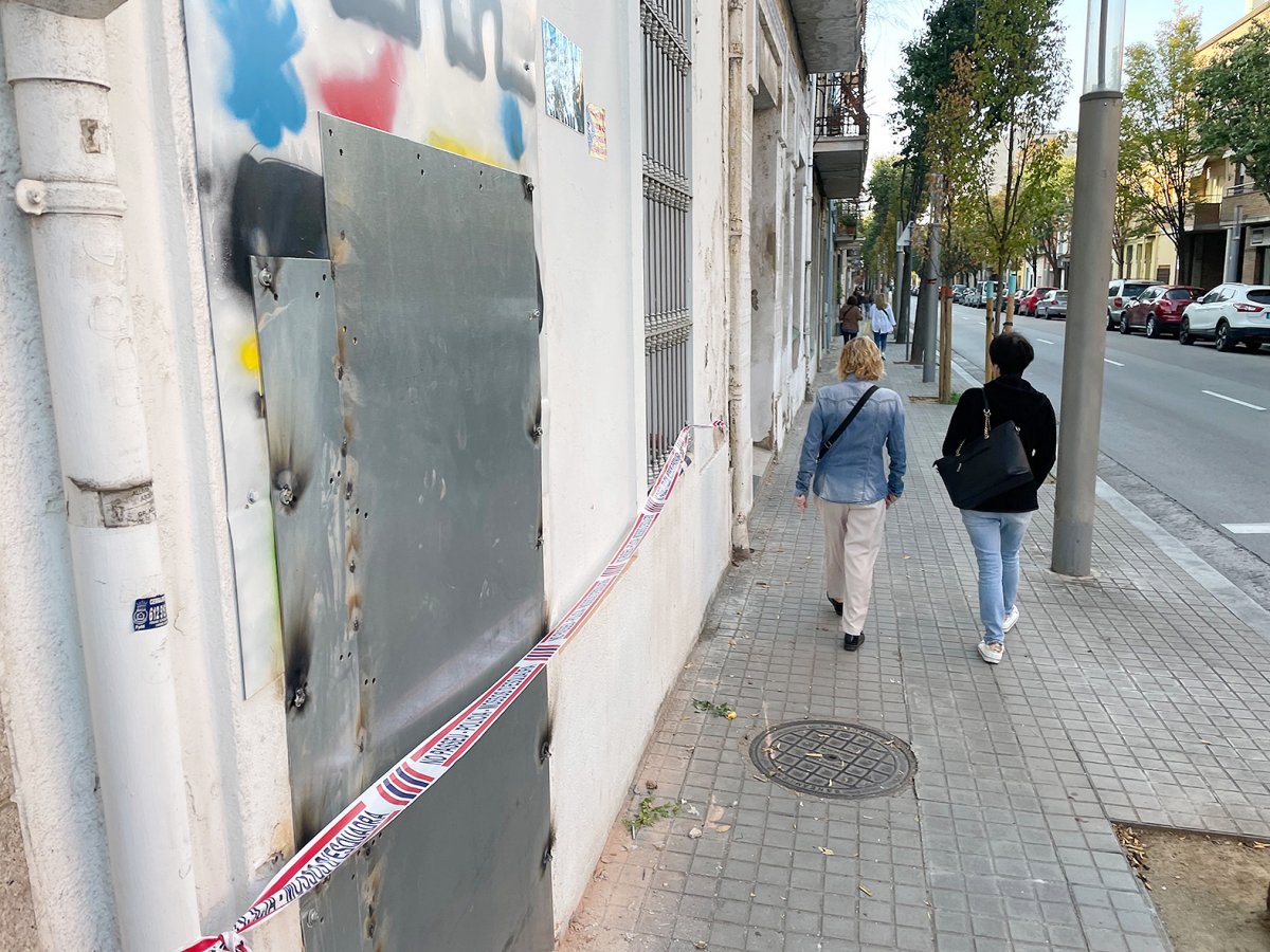 Cinta policial a la porta de la casa al carrer Joan Prim