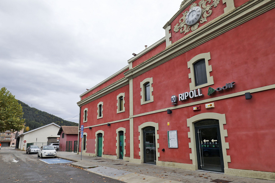 L'estació de trens de Ripoll i, al fons, la base d'Adif