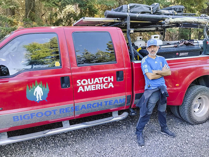 Roger Usart, a la zona de les Blue Mountains, davant del vehicle d'un dels buscadors del 'sasquatch'