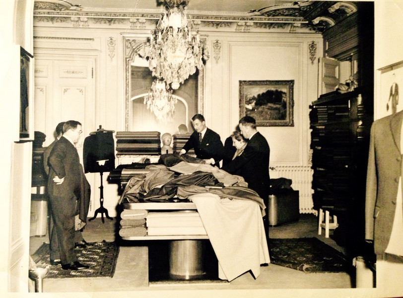 Josep Camps, a l'esquerra, en primer terme, treballant en un taller de París