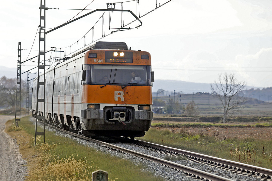 Un tren de l'R3 circulant per les afores de Vic aquesta setmana