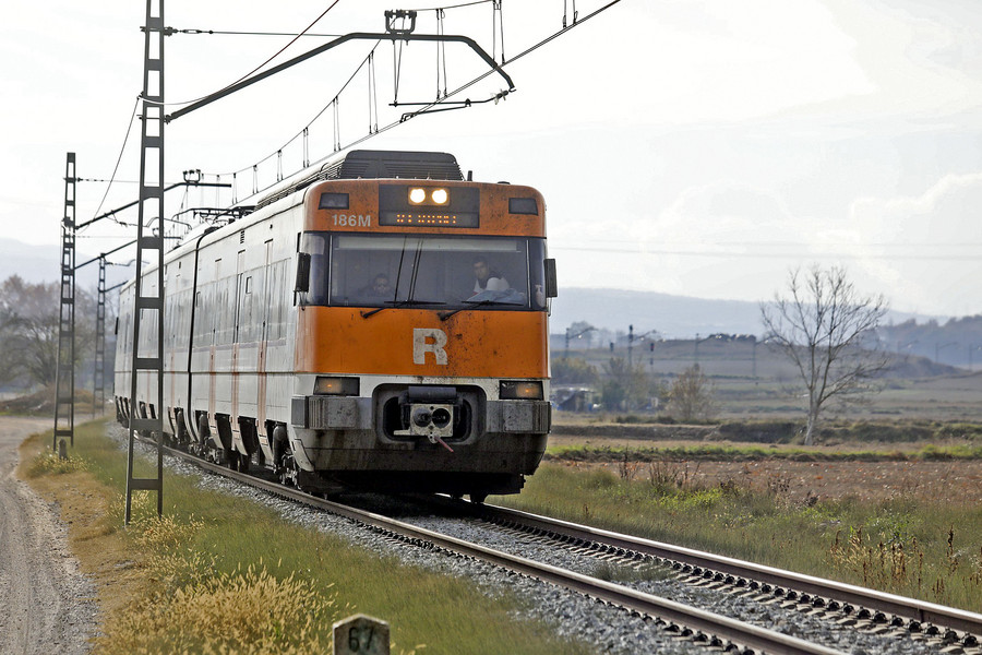 Un tren de l'R3 circulant per les afores de Vic