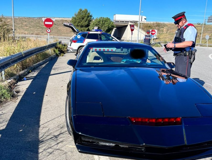 Un agent dels Mossos demanant la documentació al conductor del peculiar vehicle