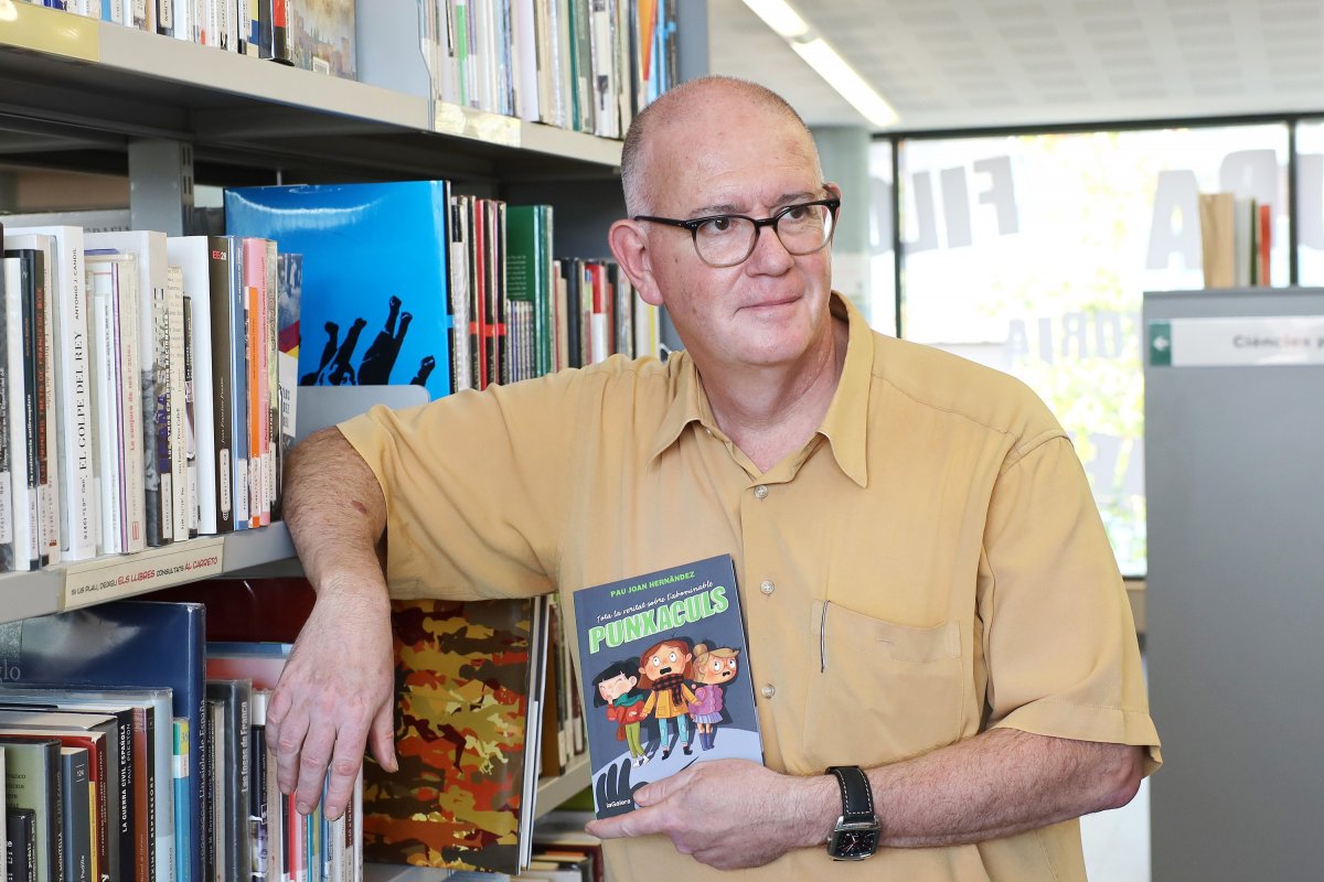 L'autor amb el seu nou llibre a la biblioteca de Bigues i Riells del Fai