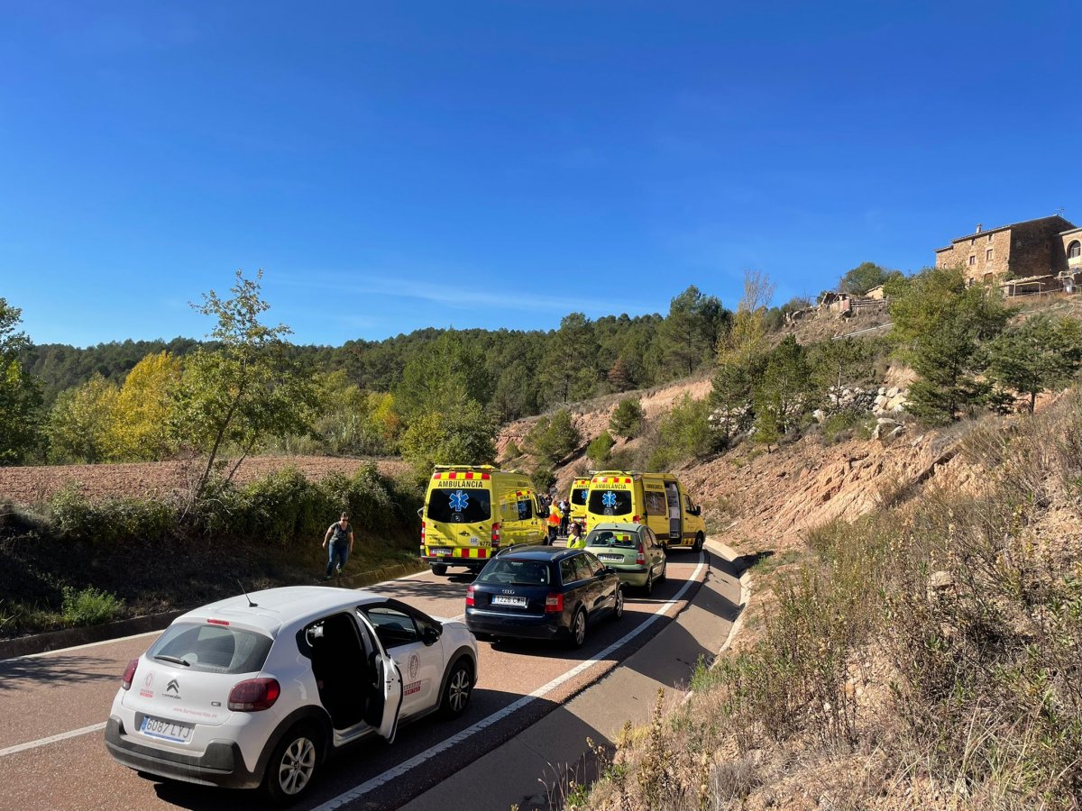 El serveis d'emergències treballant en l'accident