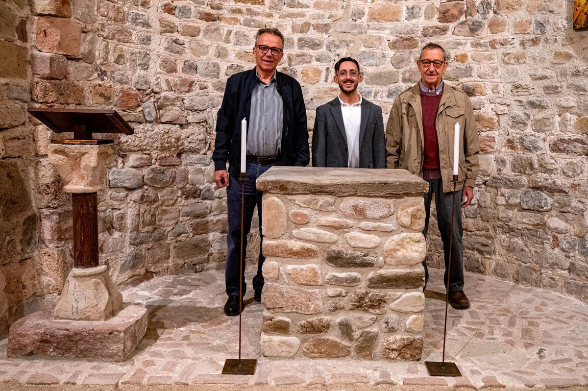 Aaron de Larazabal, acutal rector, al centre amb Josep Maria Porta i Josep Estrany i els nous elements de l'altar