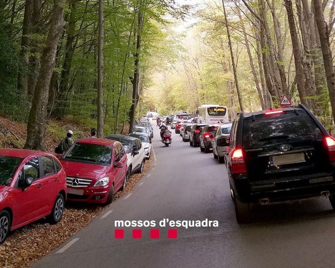 Cotxes mal aparcats en una carretera del Montseny