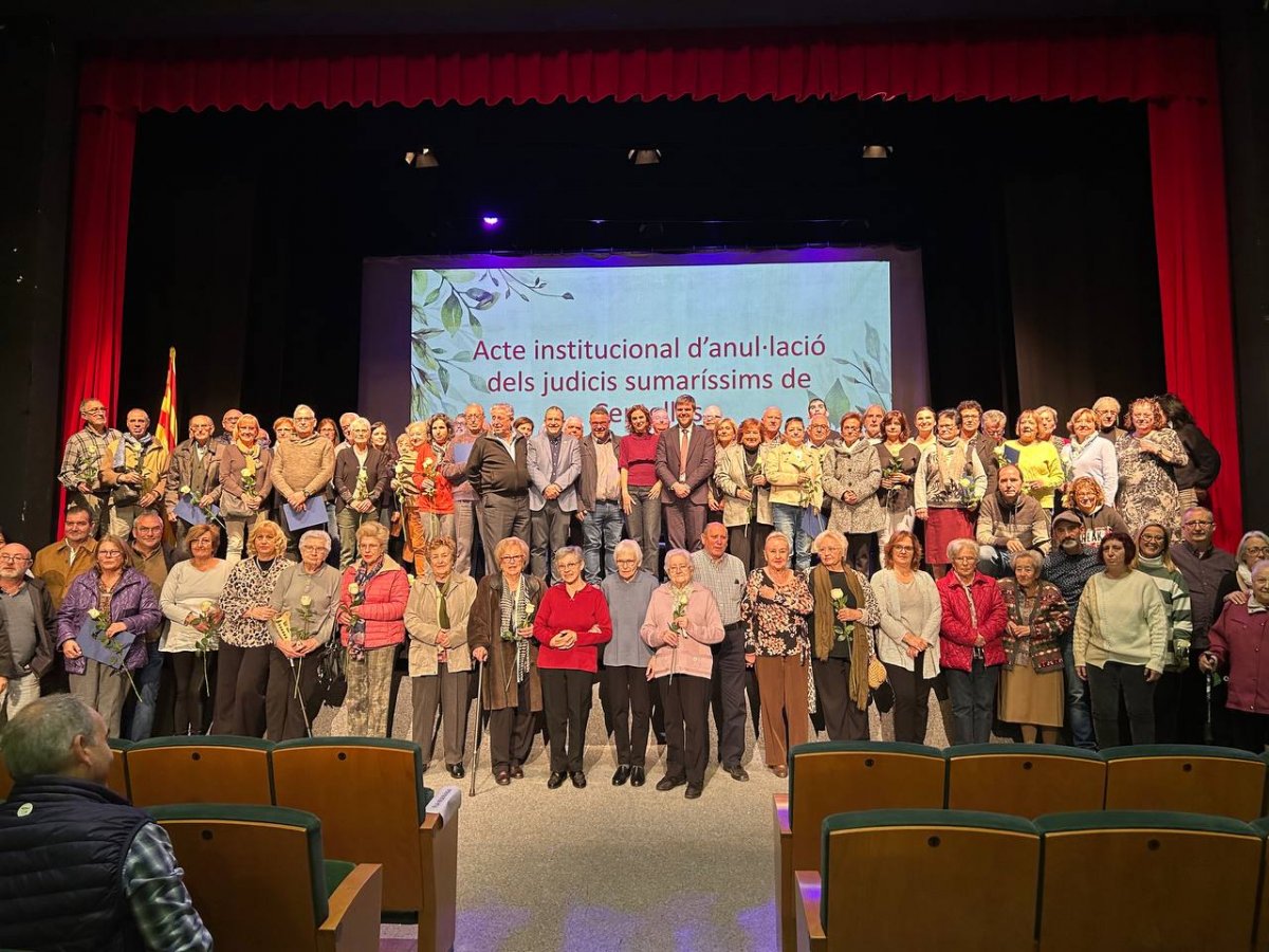 Famíliars de les víctimes a la foto de família amb la consellera Ubasart i els alcaldes de Centelles i Balenyà