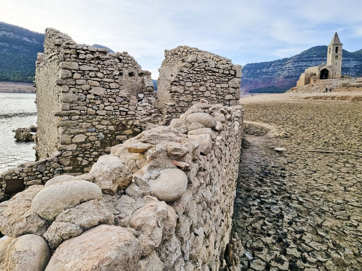 El baix nivell d'aigua a Sau -en mínims històrics- ha permès veure de nou les restes de Sant Romà i fer-hi una visita guiada