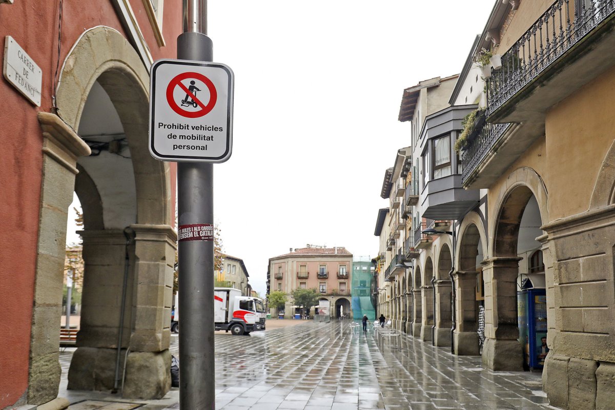 El cartell que s'ha instal·lat a l'entrada de la plaça Fra Bernadí