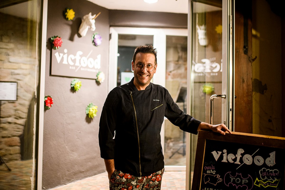 Andrés, a l'exterior del restaurant Vicfood Gastrobar