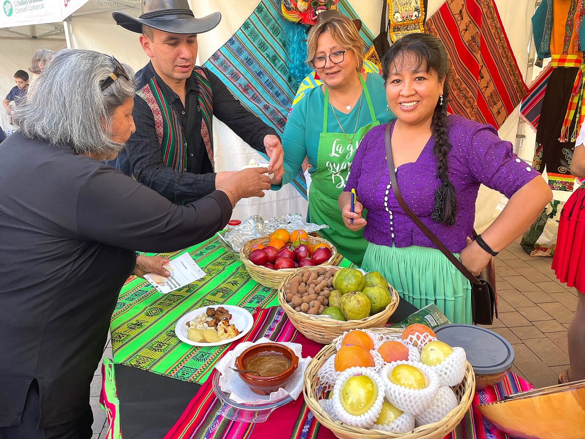 Membres de la comunitat boliviana a la mostra de dissabte