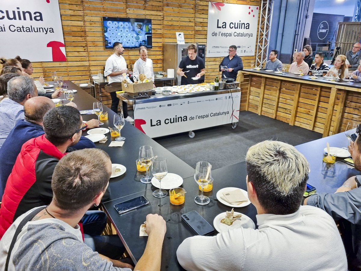 Un moment de la intervenció dels cuiners d'Osona Cuina a l'Espai Catalunya