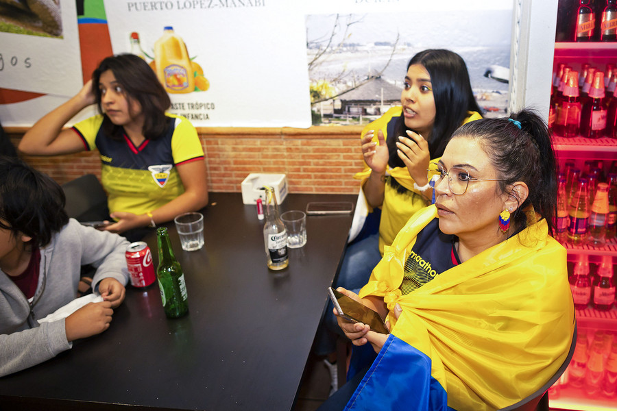 La família Macas, de Manlleu, es va desplaçar a Vic dimarts per veure el partit en què l'Equador va quedar eliminat