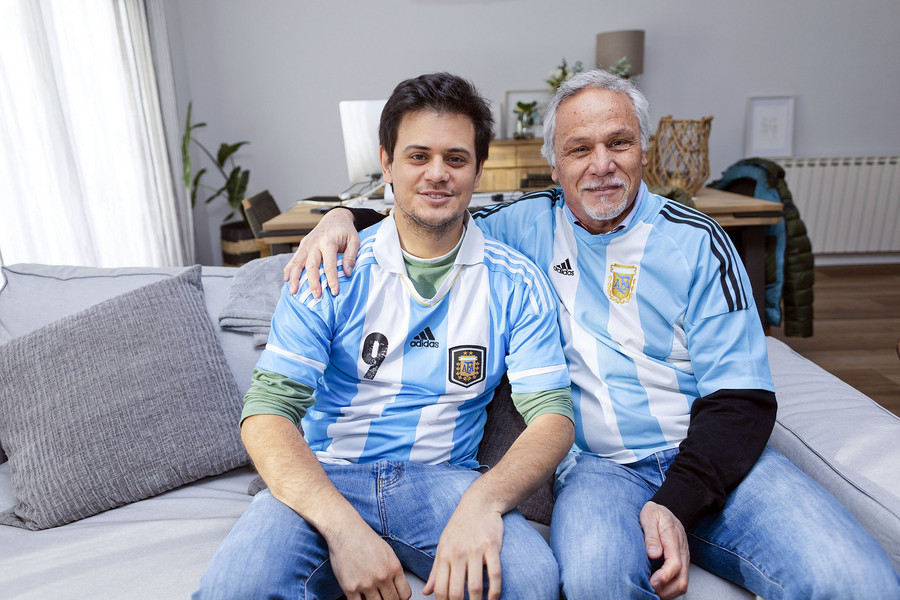 Santi i Ricardo Alaniz, al menjador de casa seva a Sant Joan on segueixen tots els partits del Mundial