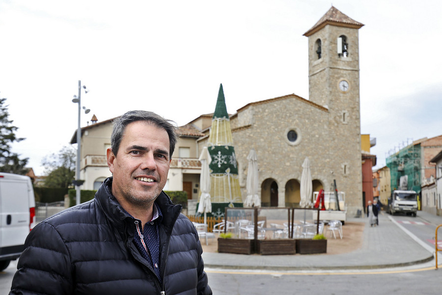 David Soldevila, davant l’església de Sant Fruitós