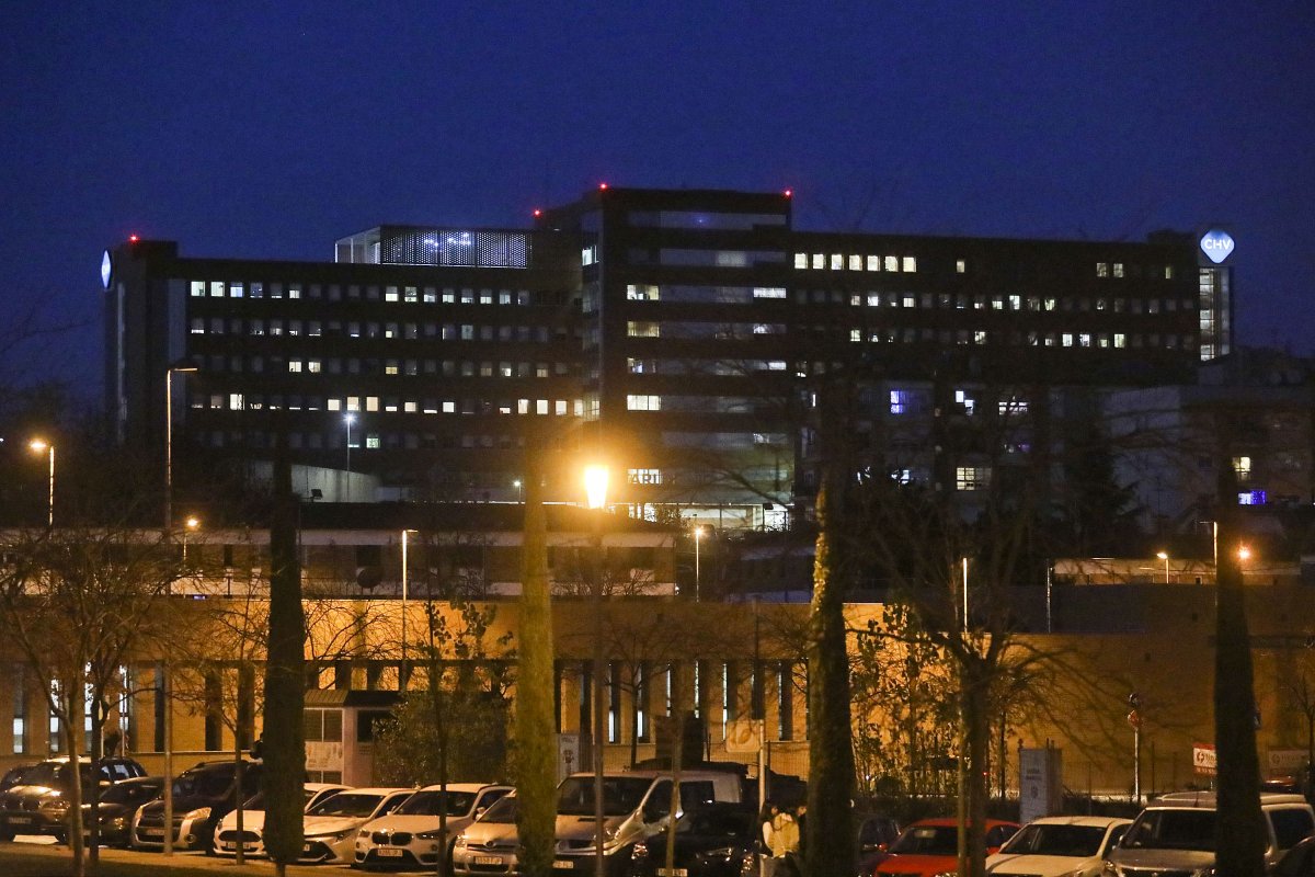 Els edificis de l’Hospital Universitari de Vic i Osona Salut Mental, de nit i amb els llums vermells a les puntes