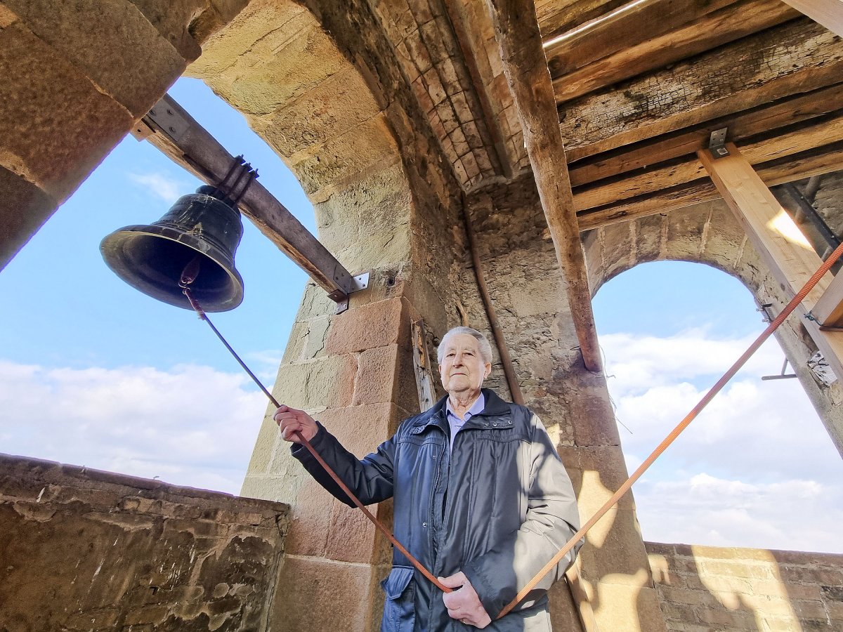 Josep Ferrer tocant les campanes dalt del campanar de Granollers de la Plana